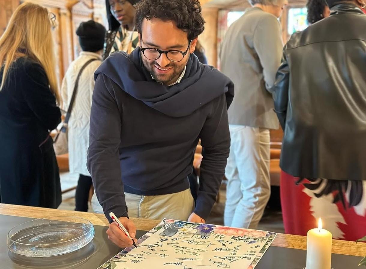 Cristian Daniel Hernández firmando compromisos junto a la comunidad